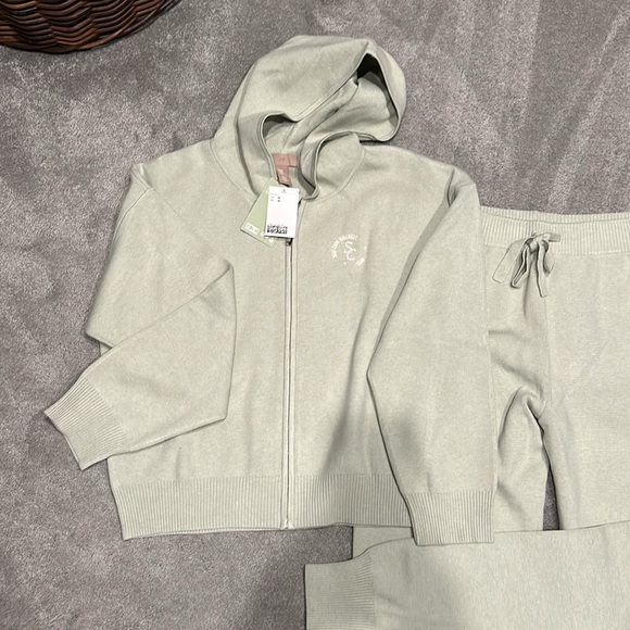 NWT H&M Loungewear set. Zip up hooded sweatshirt and joggers. - Picture 2 of 9